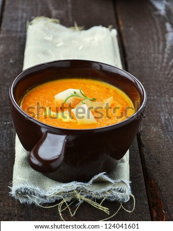 Про стоки carrot soup in the ceramicle dish - stock photo