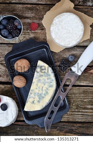 Про стоки blue cheese on the wooden table - stock photo