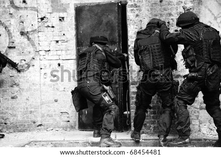 black tactical exercises. Entry to the premises. Real situation. Black