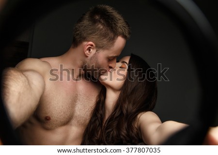 shirtless men sex kiss women