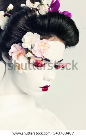 Picture of geishas face