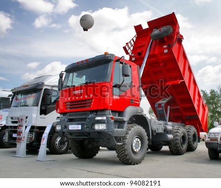 iveco 4x 4 e off road Stock-photo-chelyabinsk-russia-may-dump-truck-iveco-trakker-exhibited-at-the-annual-motor-show-94082191
