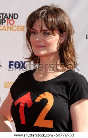 Emily Deschanel stand up 2 cancer Emily Deschanel stand up 2 cancer