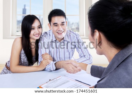 http://thumb7.shutterstock.com/display_pic_with_logo/63814/174451601/stock-photo-asian-couple-signing-contract-with-a-real-estate-agent-174451601.jpg