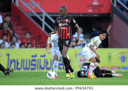  - stock-photo-nonthaburi-thailand-march-christian-kouakou-red-of-scg-muangthong-utd-in-action-during-thai-99634745