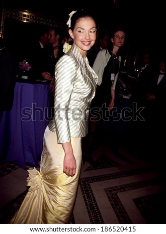 Butt in dress Ashley judd academy awards pussy