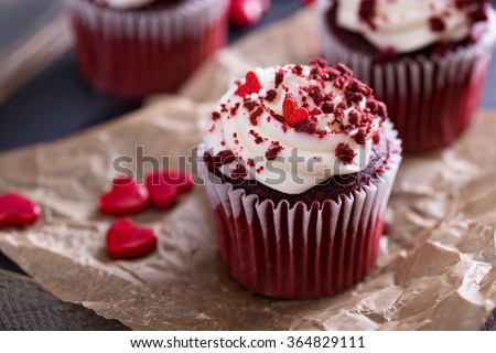 cupcakes nhung đỏ với đồ trang trí cho Valentine