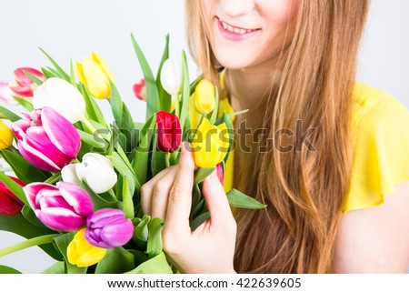 https://thumb7.shutterstock.com/display_pic_with_logo/1103471/422639605/stock-photo-woman-holding-tulips-bouquet-422639605.jpg