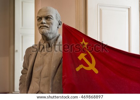 PRAGA, REPÚBLICA CHECA, JULHO 6,2016: Estátua de Vladimir Lenin e bandeira da URSS dentro do Museu do Comunismo, Praga, República Tcheca.
