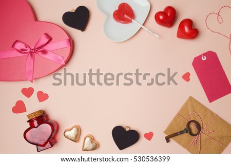 nền Ngày Valentine với các đối tượng hình trái tim.  Xem từ trên cao.  nằm phẳng