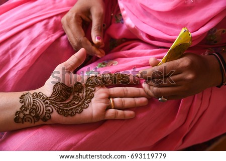artist applying beautiful henna tattoo arabic stock photo artist applying beautiful henna tattoo arabic stock photo