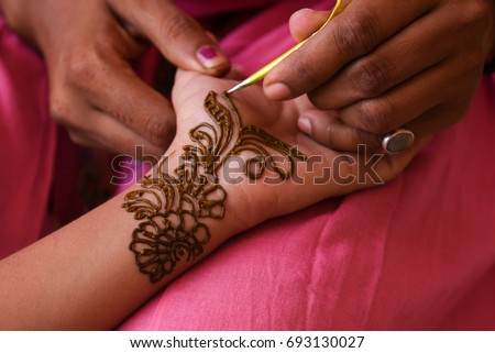 artist applying beautiful henna tattoo arabic stock photo artist applying beautiful henna tattoo arabic stock photo