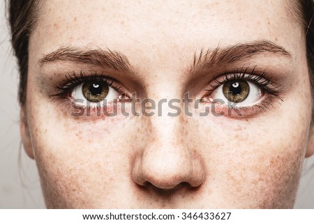 Mulher de olhos Jovem linda mulher com sardas retrato de rosto com pele saudável