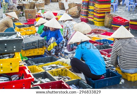 LONG HAI, VIET NAM - MAY 31 2015: People's daily life at fishing village Long Hai, they collecting fresh fishes from boat and open up a market in the early morning