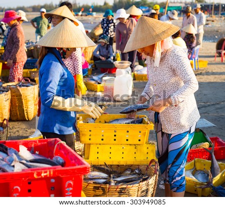 LONG HAI, VIET NAM - MAY 31 2015: People's daily life at fishing village Long Hai, they collecting fresh fishes from boat and open up a market in the early morning
