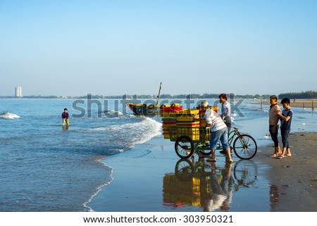LONG HAI, VIET NAM - MAY 31 2015: People's daily life at fishing village Long Hai, they collecting fresh fishes from boat and open up a market in the early morning