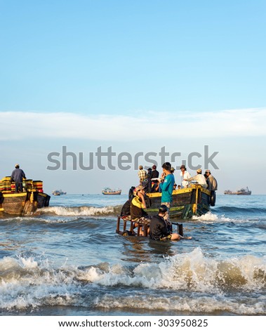 LONG HAI, VIET NAM - MAY 31 2015: People's daily life at fishing village Long Hai, they collecting fresh fishes from boat and open up a market in the early morning