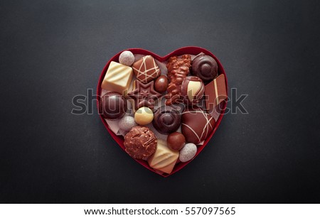 pralines sôcôla trong hộp hình trái tim cho ngày ValentineÃ ¢ s ??