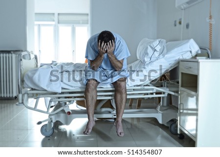 jovem desesperado sentado na cama do hospital sozinho, triste e arrasado, sofrendo depressão, chorando na clínica por doença grave, diagnosticando, sentindo-se preocupado e com medo da saúde
