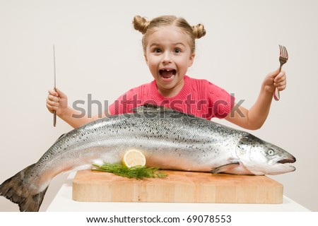 Menina e peixe fresco grande - frutos do mar saudáveis