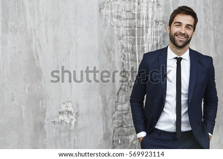 laughing suit guy looking cameraの写真素材 ロイヤリティフリー
