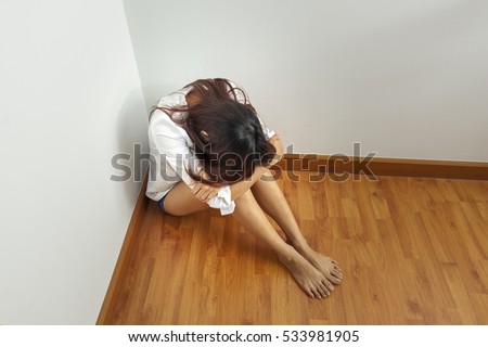 Sad Woman Hug Her Knee Cry Stock Photo 533981905 - Shutterstock