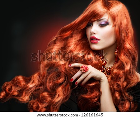 Tóc Đỏ. Thời trang Girl Portrait. Tóc xoăn dài