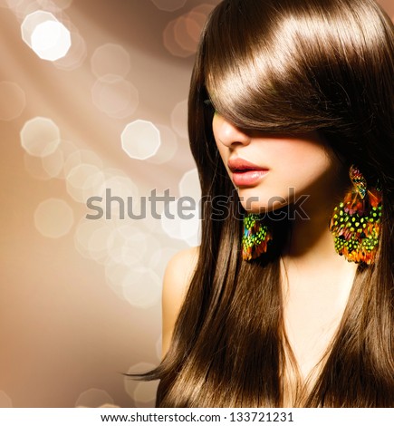 Tóc. Đẹp Brunette Girl. Khỏe mạnh lâu Brown tóc. Vẻ đẹp mẫu Woman. Kiểu tóc. Cắt tóc thời trang. Fringe. Bóng mượt tóc thời trang. mở rộng