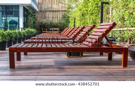 Pool Beds wooden chairs near pool swimming foto, immagini royalty-free e Pool Beds wooden chairs near pool swimming foto, immagini royalty-free e