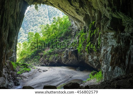 Mouth of En Cave in Doong Cave, the largest cave in the world in UNESCO World Heritage Site Phong Nha-Ke Bang National Park, Quang Binh province, Vietnam