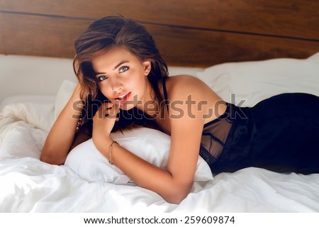 NIPPLES POKING THROUGH SHIRT Sharon Stone Lesbian Scene