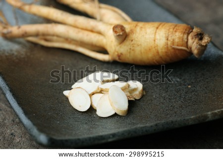 slice Korean ginseng.