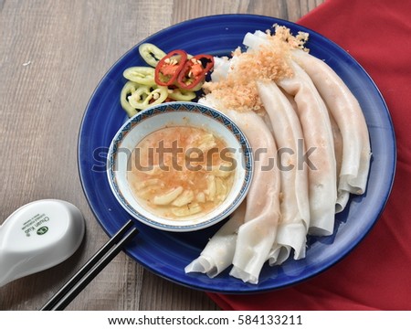 Banh uot Hue - Steamed Hue cake (it is not as the steamed Hue spring rolls. It is rolled with minced shrimp and eats along with fish sauce)