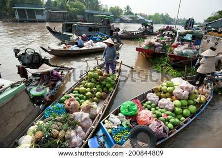 CAN THO,VIETNAM - 23 JAN, 2014: Unidentified people on floating market in Mekong river delta. Cai Rang and Cai Be markets are very popular among the local citizens and tourists.