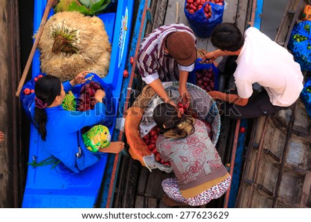 CAN THO, VIETNAM - FEBRUARY 5, 2015: Unidentified Vietnamese in Cai Rang Floating Market, Can Tho, Vietnam's southern province, purchase the busiest on boat