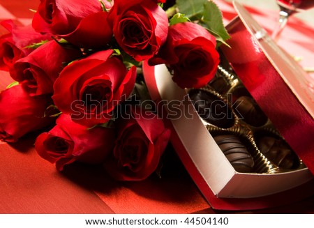 hoa hồng Ngày Valentine, bánh kẹo và rượu vang trên khay đen