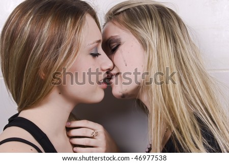 Blonde Teens Kissing Display 104