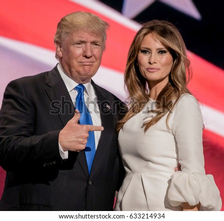 Cleveland, Ohio, EUA, 18 de julho de 2016 O candidato presidencial Donald Trump e sua Melania no pódio durante a Convenção Nacional Republicana na Quicken Arena.
 