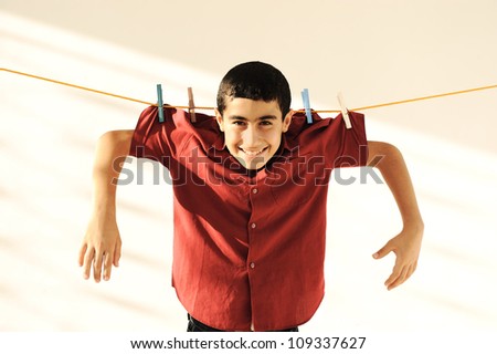 El prusés Catalufo - Página 15 Stock-photo-young-kid-hanging-on-a-clothesline-109337627