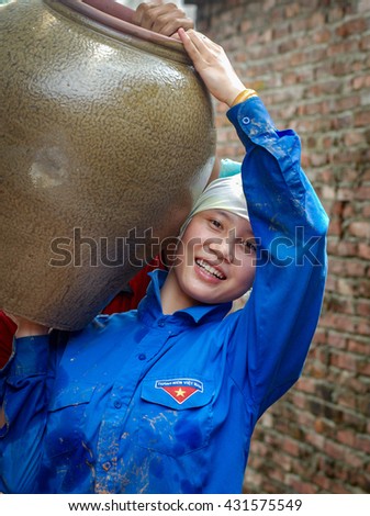 BAC Ninh, Vietnam, May 4, 2016 potter (unnamed) village Phu Lang ceramic production tradition