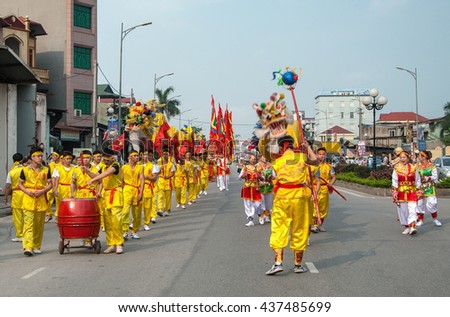 BAC Ninh, Vietnam, April 19, 2016 Dragon dance, youth groups, to participate in the relay, Temple Festival in Bac Ninh, Vietnam, worship Ly