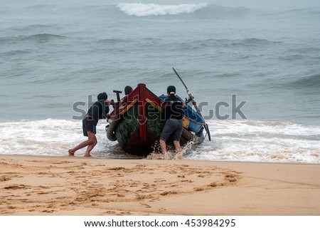 QUANG BINH, Vietnam, July 12, 2016 fishermen Quang Binh, Vietnam, push the fishing boats set sail