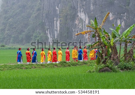 Ninh Binh, Vietnam, October 28, 2016 Women's groups, rural areas, Ninh Binh, Vietnam, went to the pagoda