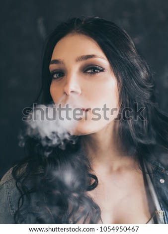 chicks-smoking-black-cigarettes