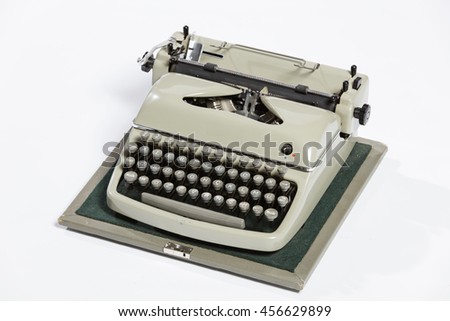 Typewriter paper carriage
