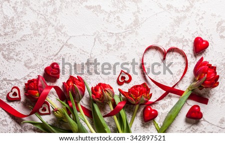 nền với trái tim và hoa tulip đỏ Ngày Valentine