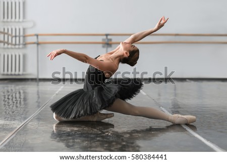 Female ballet dancer posin on rehearsal