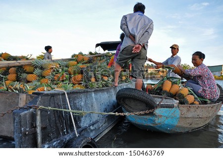 CAN THO - FEB 17: Unidentified fruit sellers at the Floating Market. With hundreds of boats, Cai Rang is the biggest floating market in the Mekong Delta. On Feb. 17, 2013, in Can Tho, Vietnam