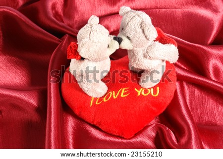 2 teddy bears kissing