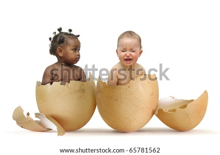 Bei bambini dentro le uova isolate nel bianco